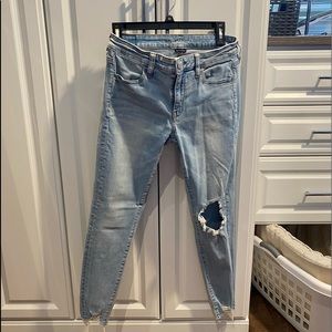 American Eagle light washed skinny jeans